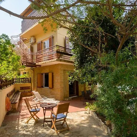 Nikos Panagiotareas House 펜션 칼라마타