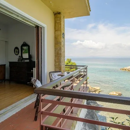 Nikos Panagiotareas House * カラマタ