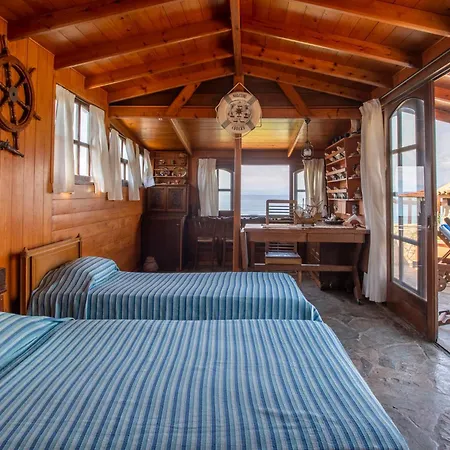 Nikos Panagiotareas House *